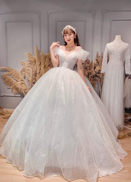 Không gian trưng bày váy cưới sang trọng tại Hạnh Phúc Wedding Studio