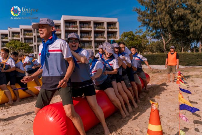 Khoảnh khắc gắn kết đội nhóm đầy cảm xúc với Unique Teambuilding
