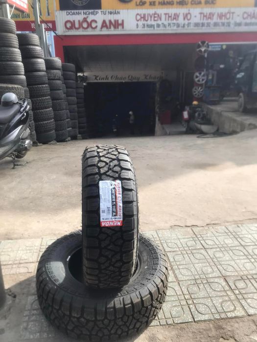 Hình ảnh showroom hiện đại tại Vỏ xe Quốc Anh