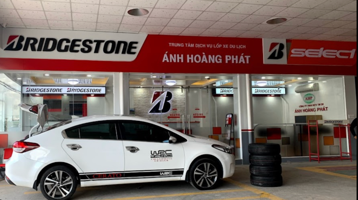 Hình ảnh showroom hiện đại tại Lốp Xe Ánh Hoàng Phát - Ảnh 2