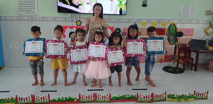 Những khoảnh khắc đáng yêu của các bé trong giờ hoạt động ngoài trời tại Trường Mầm Non Bình Trị