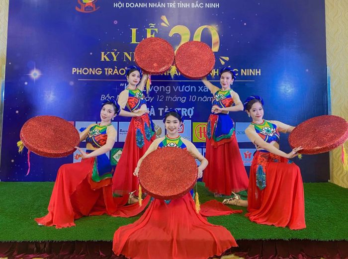 Trang phục biểu diễn Ngọc Hưng Phát ảnh 2