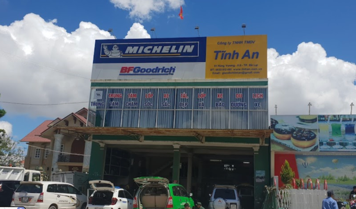 Hình ảnh thực tế Trung tâm lốp xe Tĩnh An - không gian làm việc chuyên nghiệp với dàn thiết bị hiện đại