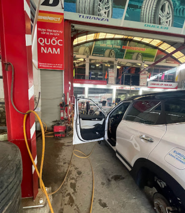 Không gian làm việc chuyên nghiệp tại Trung tâm lốp xe Quốc Nam