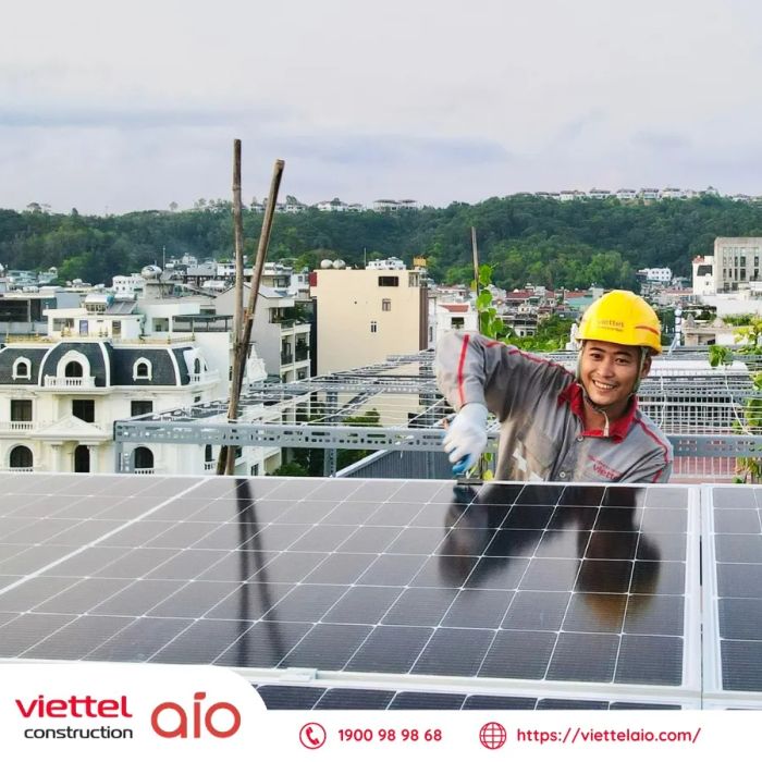 Kỹ thuật viên thực hiện lắp đặt hệ thống điện mặt trời - Ảnh 2