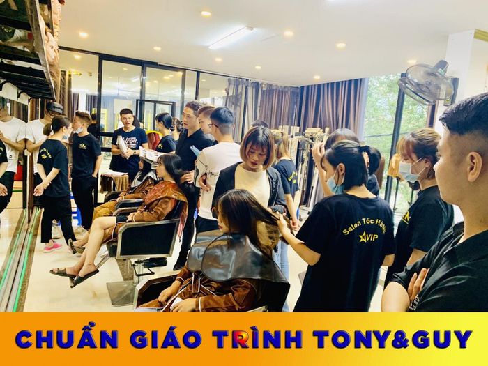 Học viên thực hành kỹ thuật cắt tóc tại Tóc Hà Nội Vip
