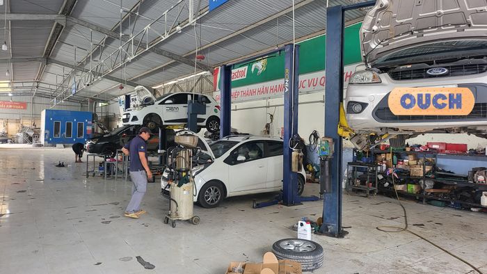 Hình ảnh đội ngũ kỹ thuật viên tận tâm tại Hiệp Thành Garage