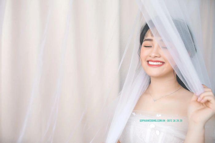 Sophia Wedding ảnh 2 - Góc hình ấn tượng với phong cách chụp hiện đại, tôn vinh vẻ đẹp tự nhiên và tình yêu lãng mạn của các cặp uyên ương.
