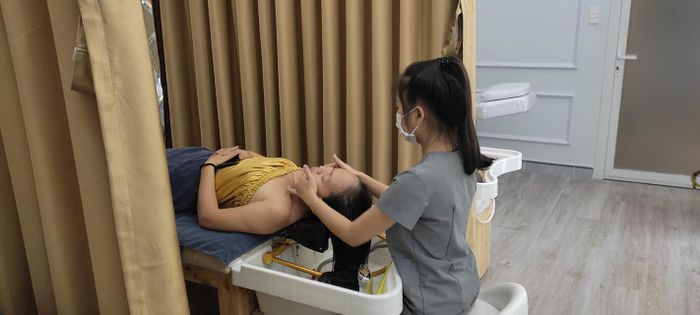 Không gian sang trọng và quy trình gội đầu thảo dược chuyên nghiệp tại Mystery Beauty