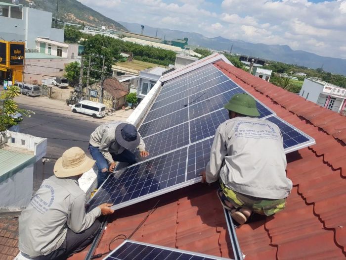 Kỹ thuật viên đang lắp đặt tấm pin năng lượng mặt trời