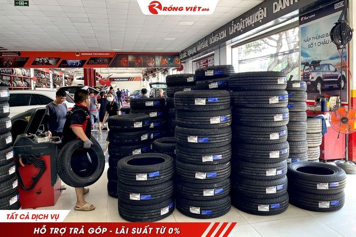 Hình ảnh đội ngũ kỹ thuật viên chuyên nghiệp tại Rồng Việt Ô tô