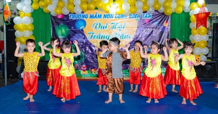 Trang phục biểu diễn Trần Giang ảnh 1
