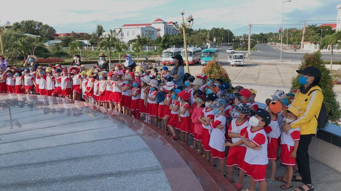 Khoảnh khắc đáng yêu của các bé trong giờ hoạt động ngoài trời tại Trường Mầm non Thị trấn Kiên Lương