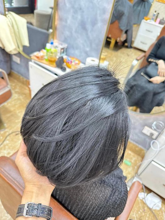 Học viên thực hành kỹ thuật tạo mẫu tóc tại Vương Keni