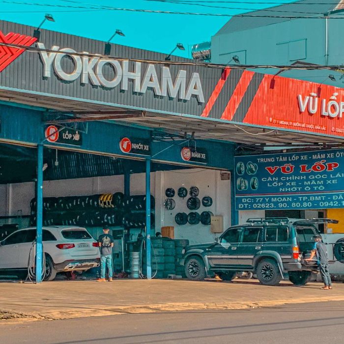 Hình ảnh thực tế quy trình thay lốp chuyên nghiệp tại Vũ Lốp