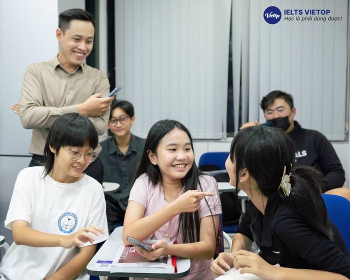 Hình ảnh minh họa lớp học đầy cảm hứng tại IELTS Vietop