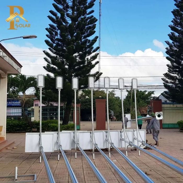 Kỹ thuật viên đang lắp đặt hệ thống đèn năng lượng mặt trời - Ảnh 3