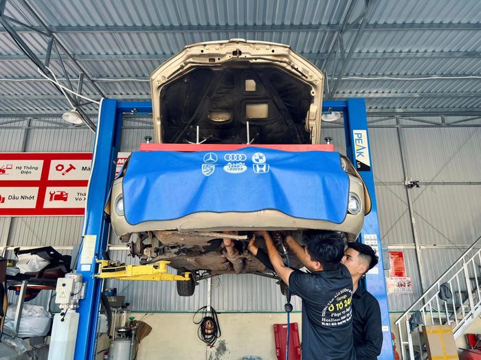 Hình ảnh đội ngũ kỹ thuật viên chuyên nghiệp tại Garage Ô Tô 24H