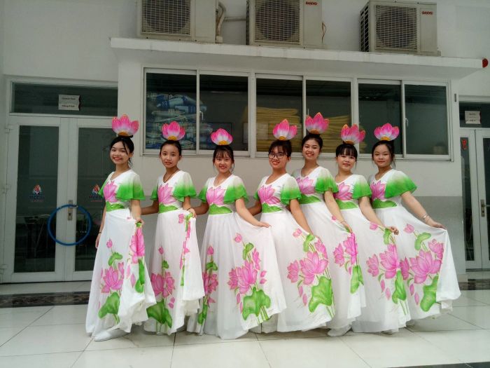 Trang phục biểu diễn Hoa Sen ảnh 2