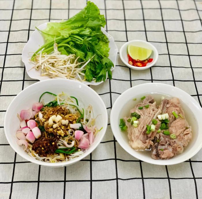 SHIN DONG Cơm gà Hải Nam - Không gian ẩm thực ấm cúng