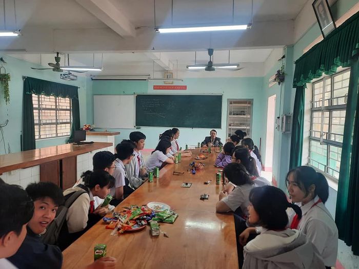 Góc sân trường rợp bóng cây xanh tại THCS Trần Quý Cáp