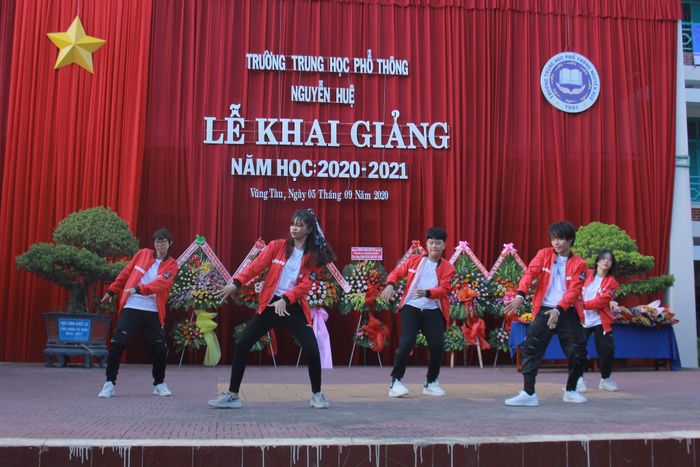 Góc nhìn mới về THPT Nguyễn Huệ qua ống kính (Ảnh 2)
