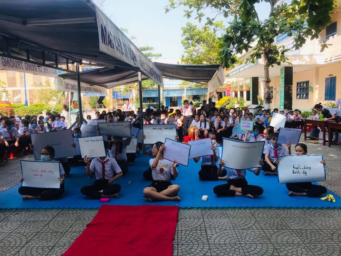 Hình ảnh khuôn viên xanh mát của THCS Nguyễn Công Trứ