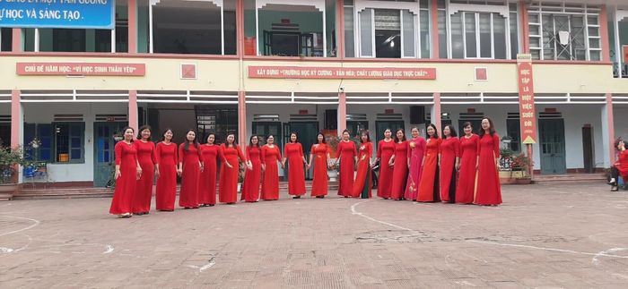 Hình ảnh ấn tượng về Trường Tiểu học Kim Đồng: Kiến trúc khang trang với khuôn viên xanh mát, tạo không gian học tập lý tưởng cho học sinh.