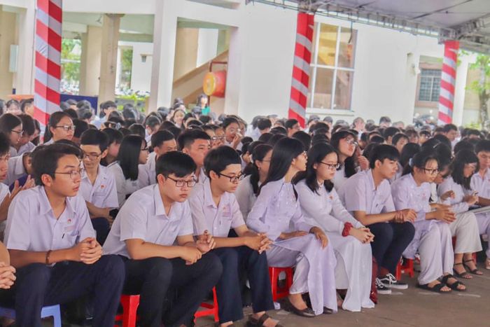 Trường THPT Chuyên Thoại Ngọc Hầu ảnh 2