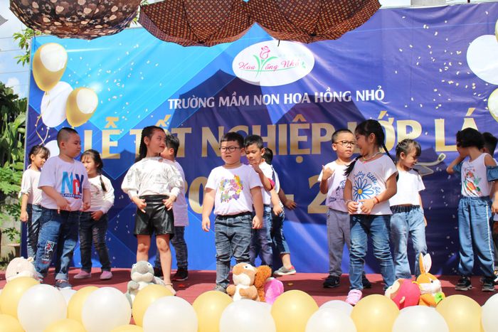 Khoảnh khắc vui chơi hồn nhiên của các bé tại Hoa Hồng Nhỏ