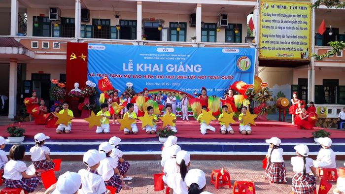 Hình ảnh đầu tiên về Trường Tiểu học Hoàng Văn Thụ: Kiến trúc khang trang với khuôn viên xanh mát, phòng học hiện đại - không gian lý tưởng cho sự sáng tạo và phát triển toàn diện.