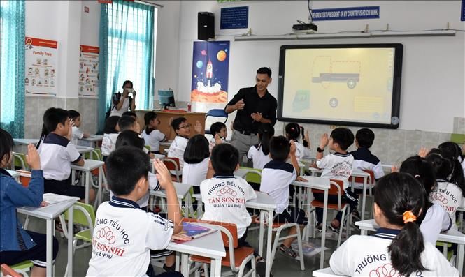 Hình ảnh minh họa thầy giáo dạy Toán (Nguồn: Internet)