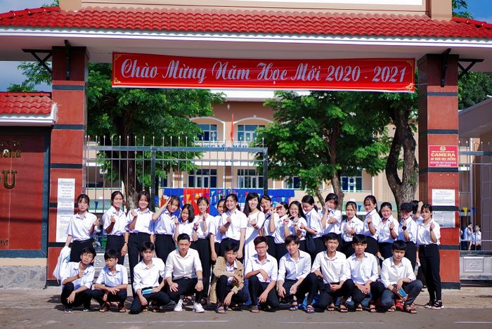 Góc nhìn đầu tiên về THPT Nguyễn Du - Ngôi trường của thành công (Ảnh 1)