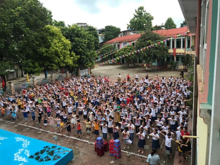 Góc nhìn toàn cảnh về Trường Tiểu học Kim Đồng: Cơ sở vật chất hiện đại cùng không gian học tập được đầu tư bài bản, đáp ứng nhu cầu giáo dục chất lượng cao.