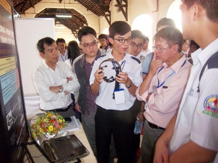 Với 131 cán bộ, giáo viên, trong đó có 28 giáo viên trình độ Thạc sĩ, trường đã đạt được nhiều thành tựu đáng tự hào, bao gồm Huân chương Lao động hạng Ba (2009), Huân chương Lao động hạng Nhì (2015), cùng nhiều bằng khen từ UBND TP.HCM. Năm 2015, trường vinh dự nhận cờ thi đua dẫn đầu phong trào thi đua năm học 2014-2015.
