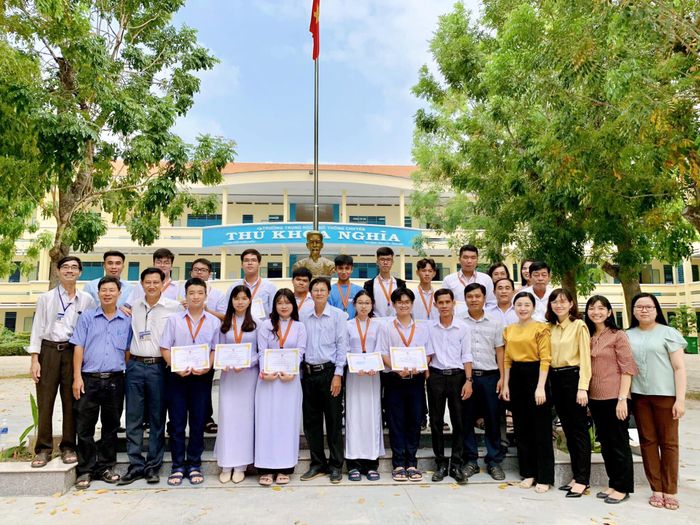 Trường THPT Chuyên Thủ Khoa Nghĩa ảnh 2