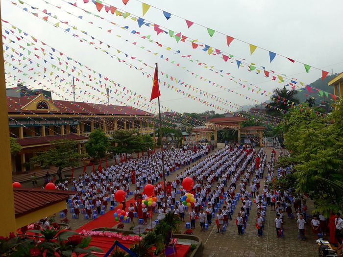 Hình ảnh ấn tượng về Trường Tiểu học Nguyễn Du: Khuôn viên xanh mát với kiến trúc hiện đại, nơi học sinh được học tập và vui chơi trong môi trường giáo dục chất lượng cao.