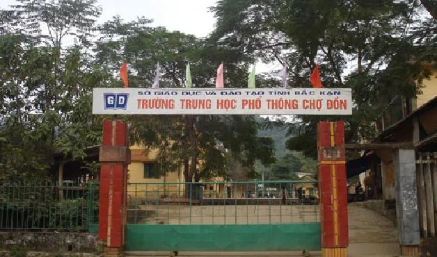 Khuôn viên xanh mát của Trường THPT Chợ Đồn