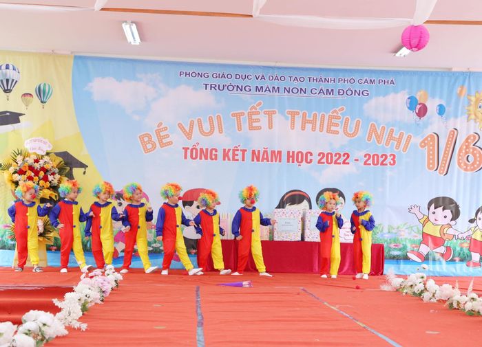 Hình ảnh đầu tiên về Trường Mầm non Cẩm Đông - Ngôi trường với kiến trúc khang trang, không gian xanh mát tạo môi trường lý tưởng cho bé phát triển.