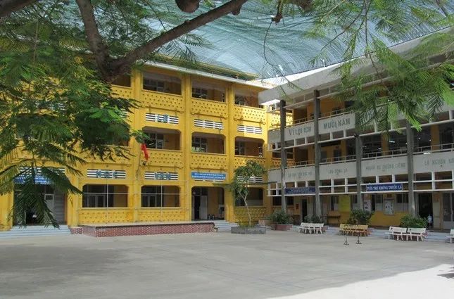 Sân Trường THPT Ernst Thalmann - Một không gian rộng lớn, là nơi học sinh giao lưu, học hỏi và phát triển bản thân