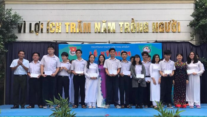 Trường không chỉ chú trọng học thuật mà còn phát triển toàn diện các kỹ năng qua các hoạt động thể thao, văn nghệ và các câu lạc bộ học thuật. Các chương trình giáo dục như đọc sách, hướng nghiệp, và các tiết học ngoại khóa luôn là niềm mong đợi của học sinh, nơi họ được trang bị kỹ năng sống bổ ích, không có trong sách vở.