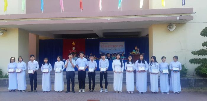 Ảnh 2: Trung học phổ thông Long Hòa - Chất lượng giáo dục được khẳng định qua từng năm