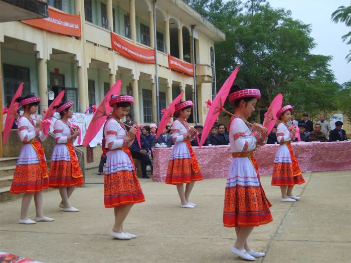 Toàn cảnh Trường THPT Na Rì giữa khung cảnh thiên nhiên hùng vĩ