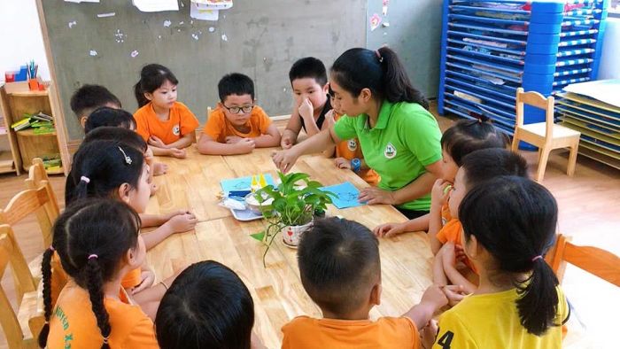 Những khoảnh khắc đáng yêu của các bé trong giờ học Montessori tại Thảo Nguyên Xanh