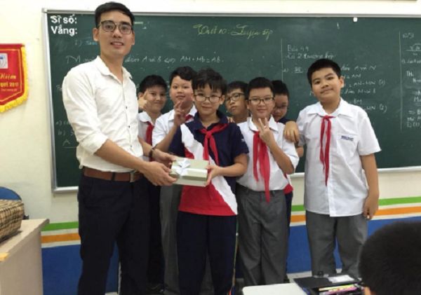 Hình ảnh minh họa thầy giáo dạy Toán (Nguồn: Internet)