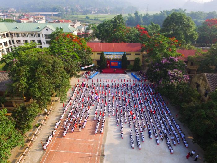 Ảnh 1: Cổng chính Trường THPT Bắc Kạn - Biểu tượng giáo dục với kiến trúc hài hòa giữa truyền thống và hiện đại