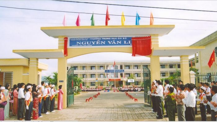 Góc sân trường rợp bóng cây xanh tại THCS Nguyễn Văn Linh
