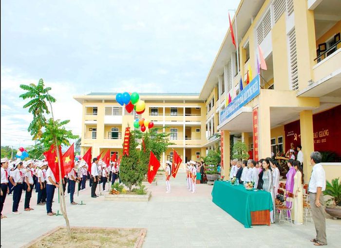 Khuôn viên rợp bóng cây xanh tại THCS Nguyễn Văn Linh