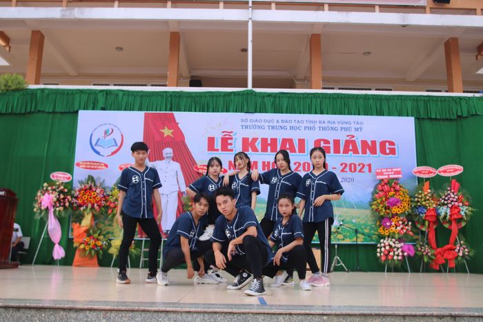 Góc nhìn đầu tiên về THPT Phú Mỹ - Ngôi trường trăm năm (Ảnh 1)