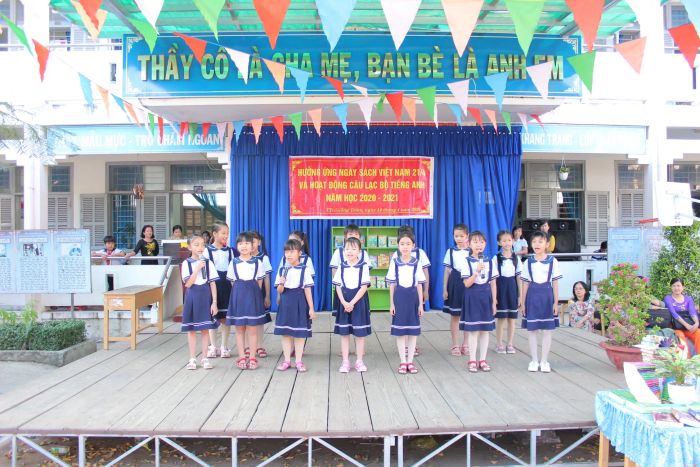 Khuôn viên rộng rãi và phòng học hiện đại tại Trường Tiểu Học Thị Trấn Giồng Trôm